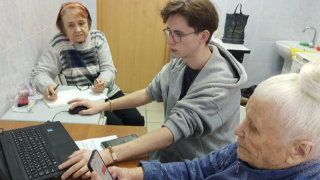 Студенты помогают долголетам освоить компьютер