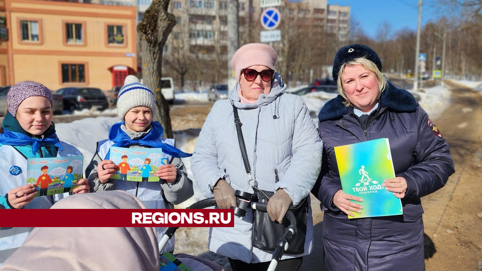 Юные инспекторы напомнили горожанам правила безопасности дорожного движения