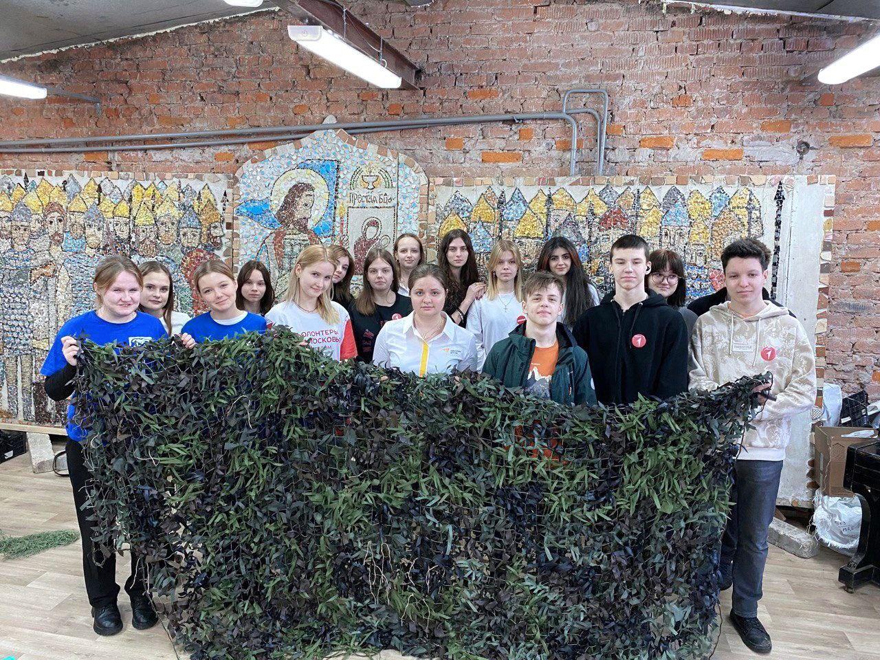 «Неделя добрых дел»: педагоги из Волоколамской школы №2 освоили технику плетения маскировочных сетей