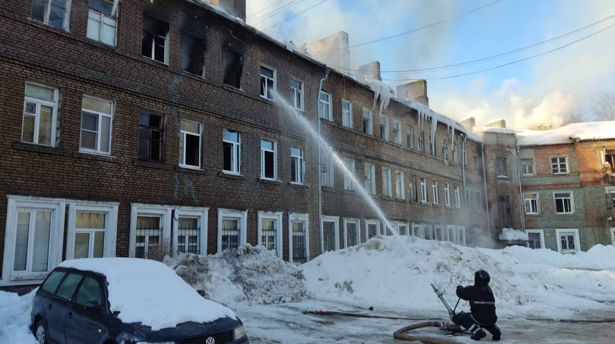 Квартиры загорелись на двух этажах в расселенном доме в Пушкино утром в воскресенье