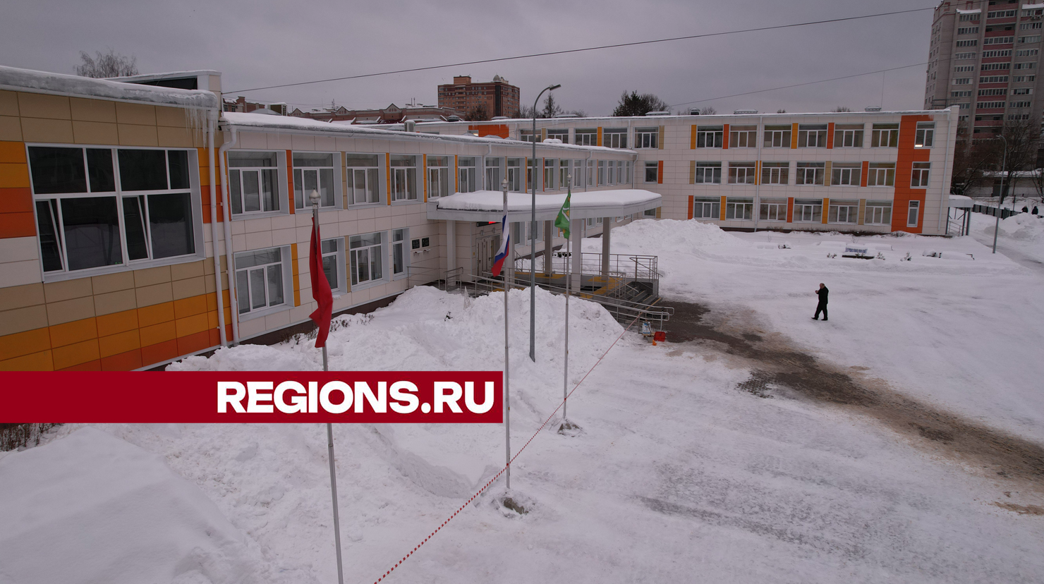 Детские игровые площадки и вечернее освещение появились в отремонтированной школе в Ивантеевке