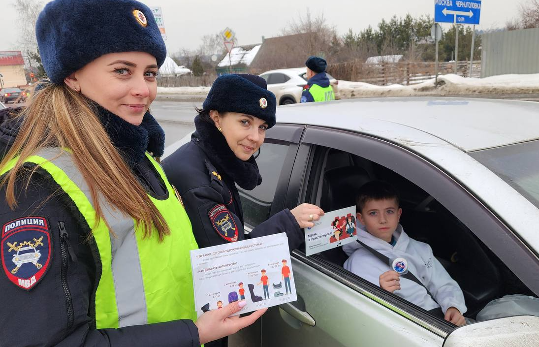 Автоинспекторы напомнили водителям округа правила перевозки детей