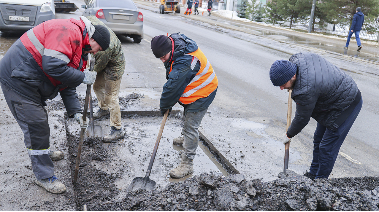 Более двухсот ям на дорогах устранили в округе