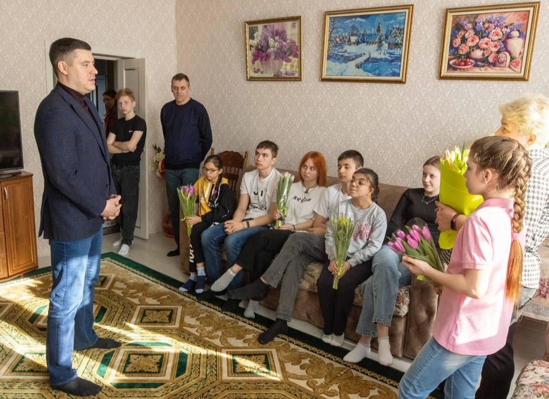 Приемную маму восьмерых детей с 8 Марта поздравил глава округа