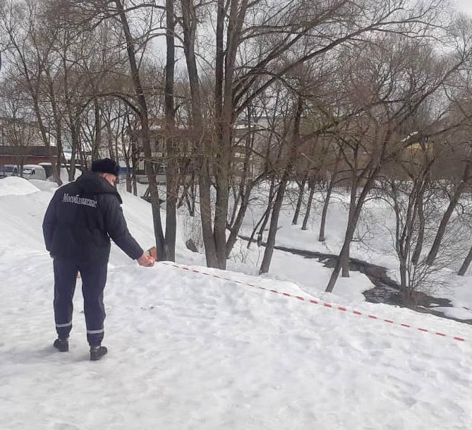 Спасатели провели проверку безопасности снежных склонов в Рузе