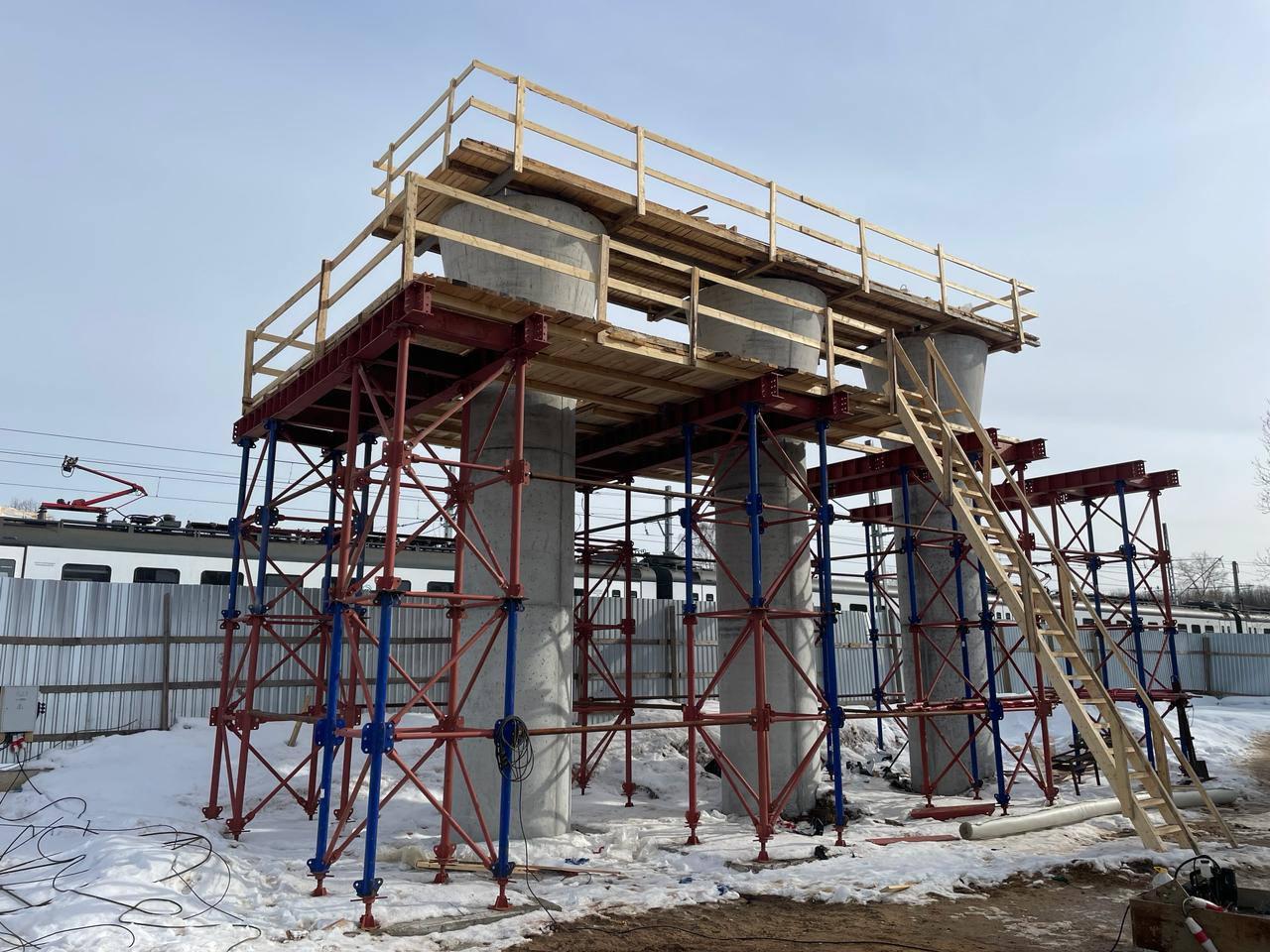 В Опалихе уже установили половину опор строящегося  путепровода