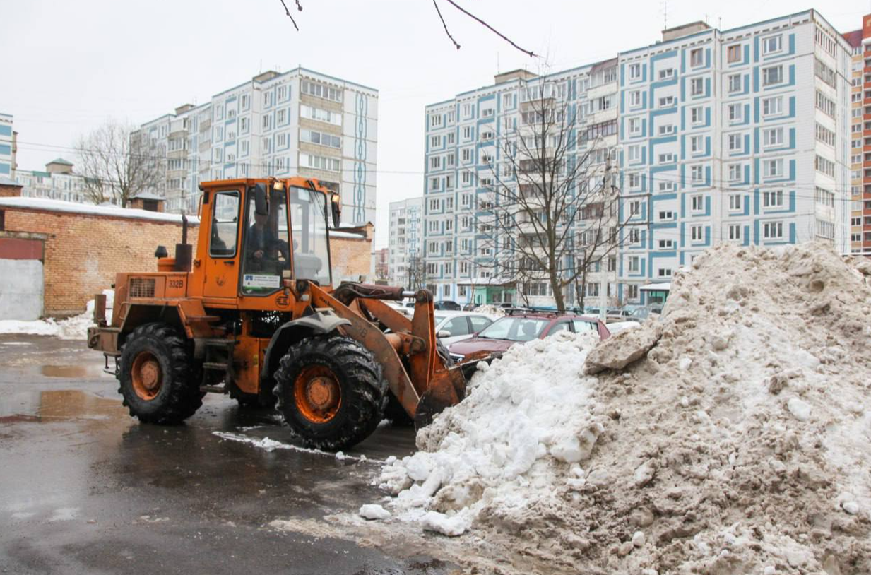 Коммунальщики очистят от навалов снега более 20 улиц в первый день весны