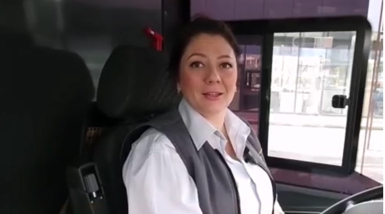 Женщина-водитель из Жуковского МАП ломом освободила путь своему автобусу