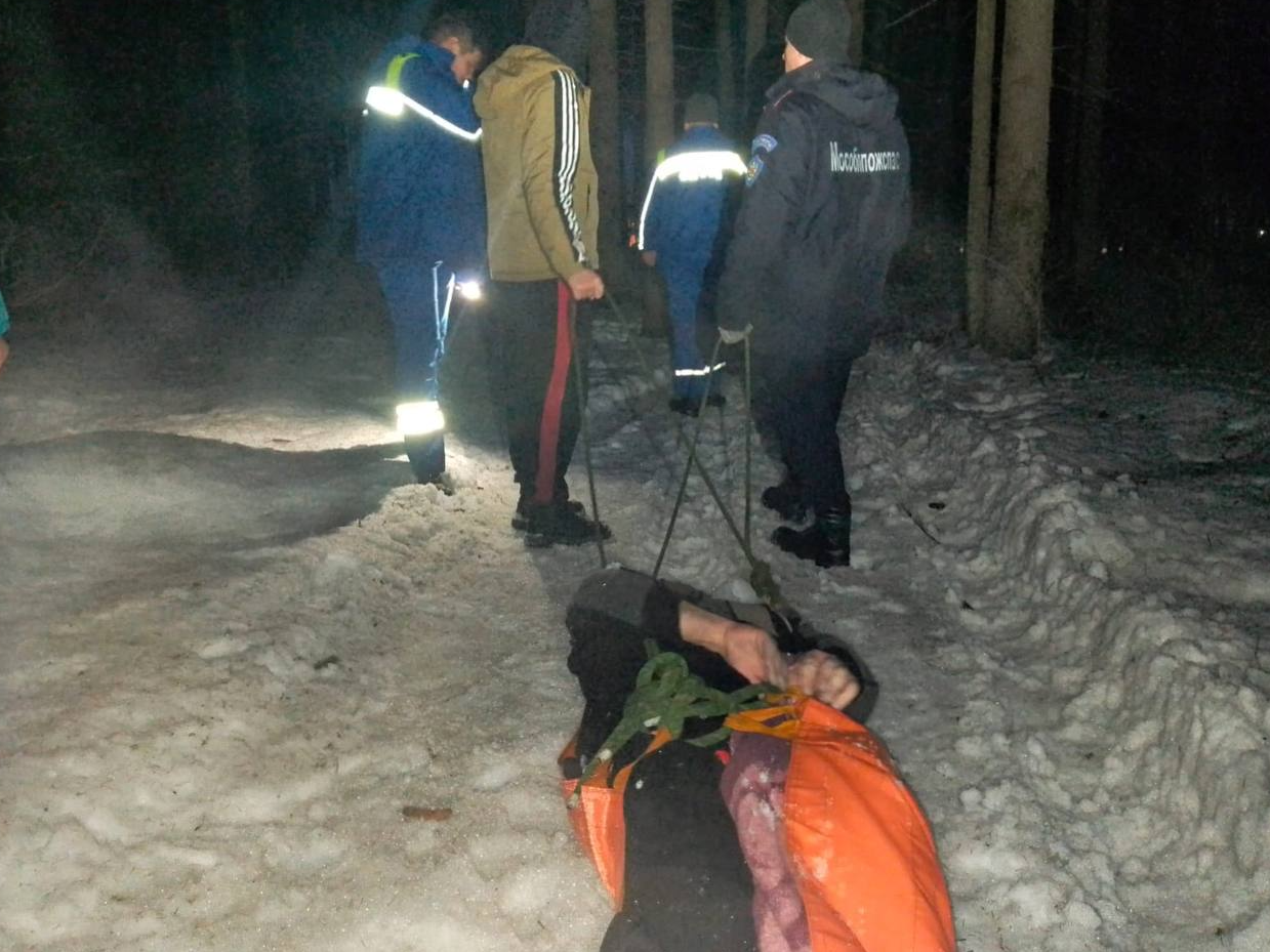 В Наро-Фоминском лесу прохожие спасли замерзающего в снегу мужчину