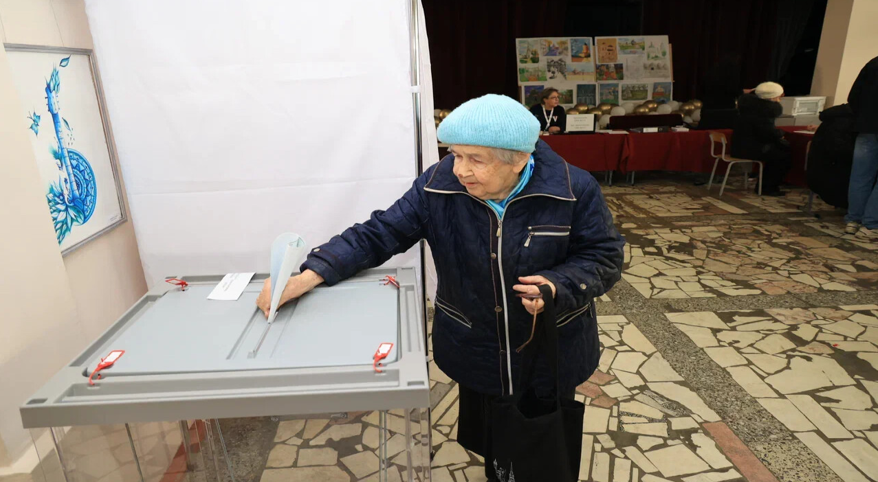 На участке в Детской школе искусств проголосовала блокадница Ленинграда