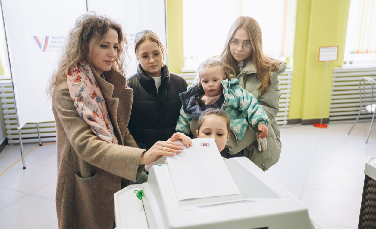 В городском округе жители приходят голосовать всей семьей