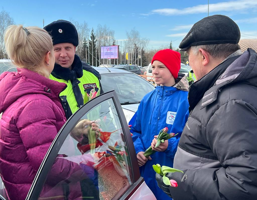 Цветочный патруль поздравил женщин-водителей Чехова с наступающим 8 марта |  REGIONS.RU / Чехов