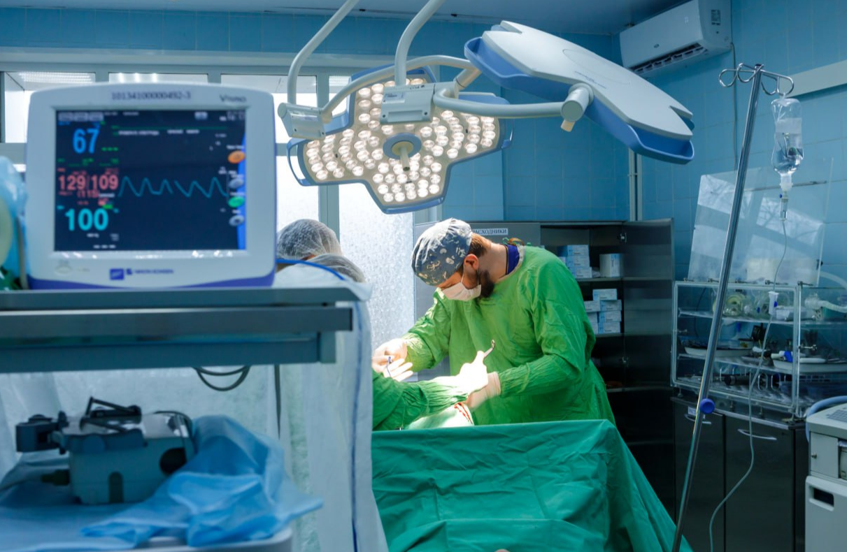 операции в дневном стационаре. больница человек лежит в палате. терапия внебольничной пневмонии. максимальный срок нахождения в стационаре. сколько обычно лежат в больнице.