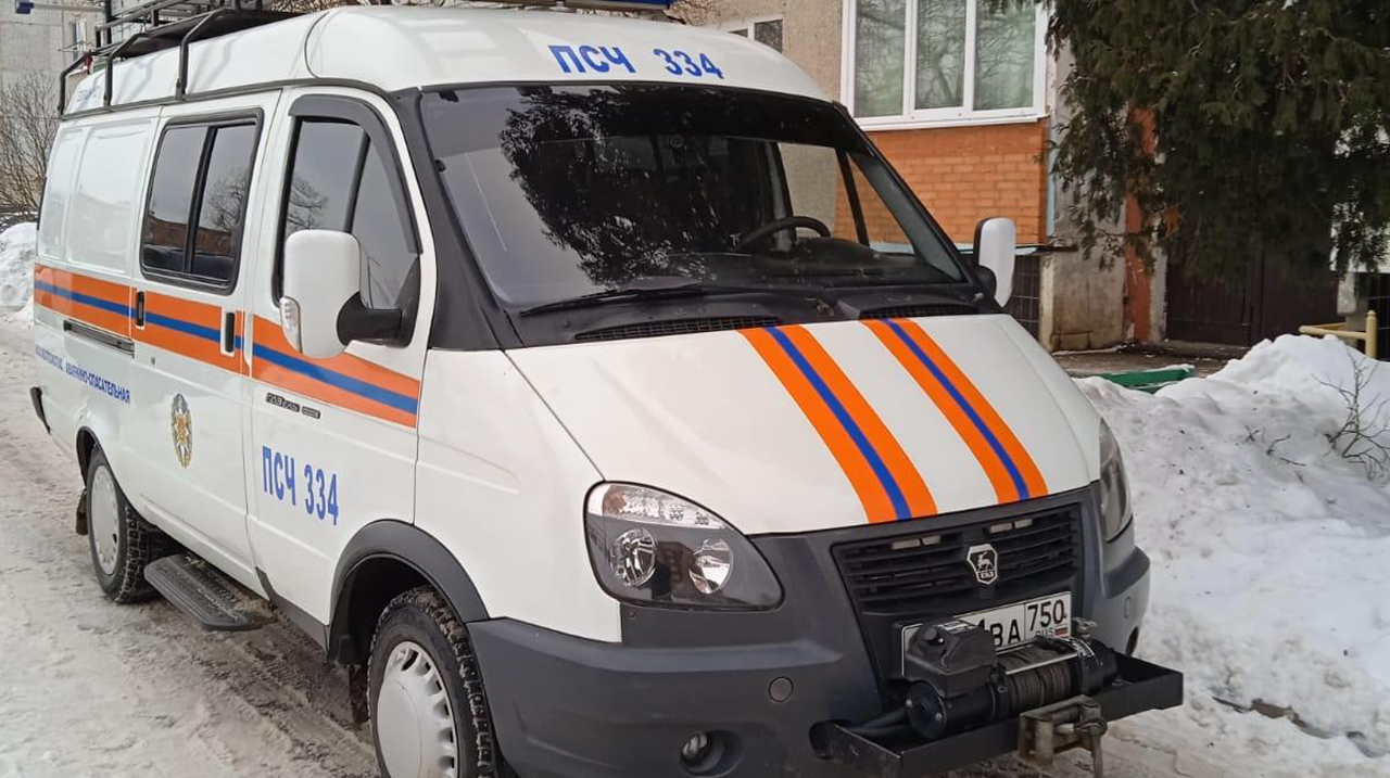 Ступинские спасатели помогли медикам скорой помощи в транспортировке больного