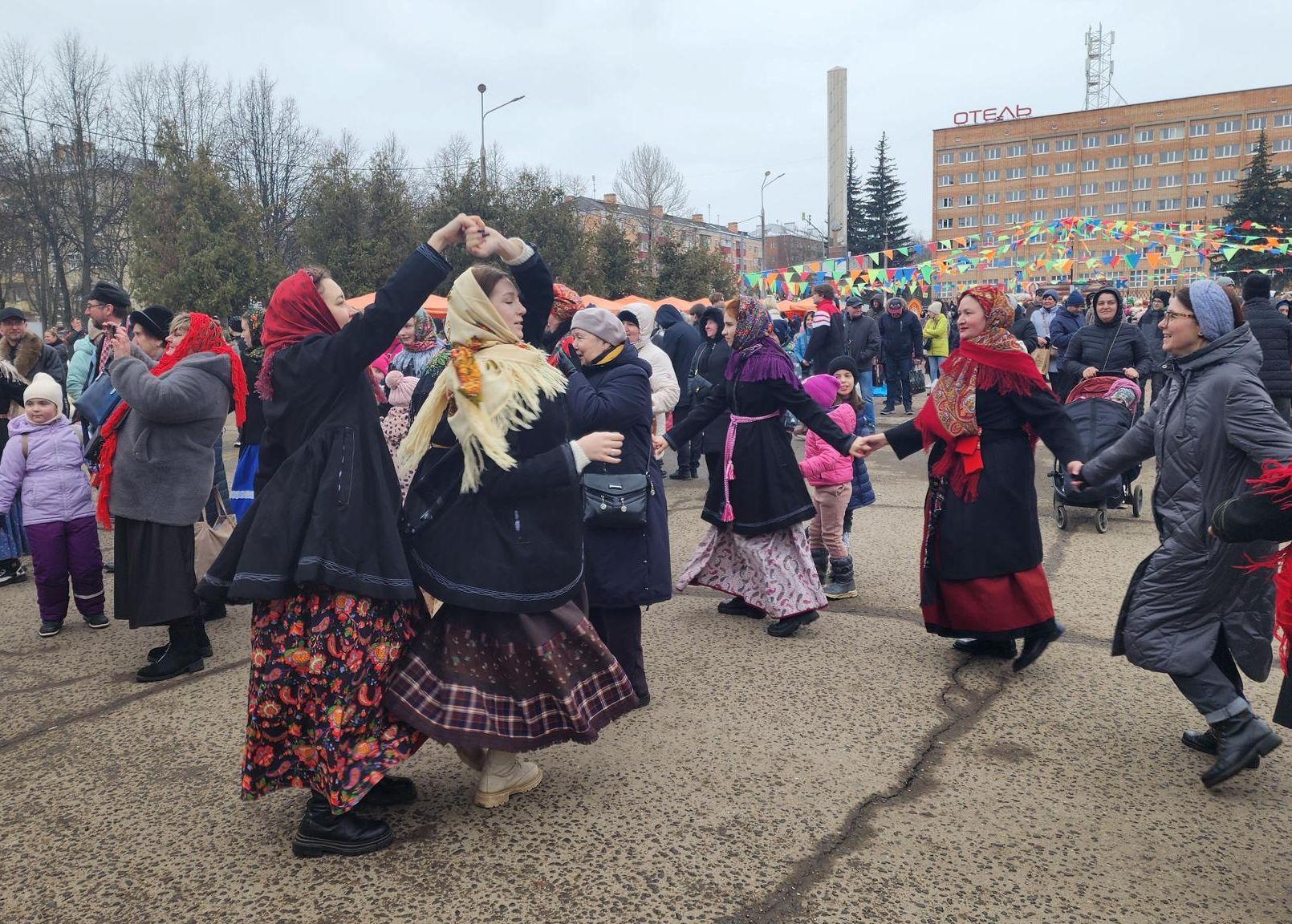 Народными гуляниями у Дворца культуры «Октябрь» проводили зиму