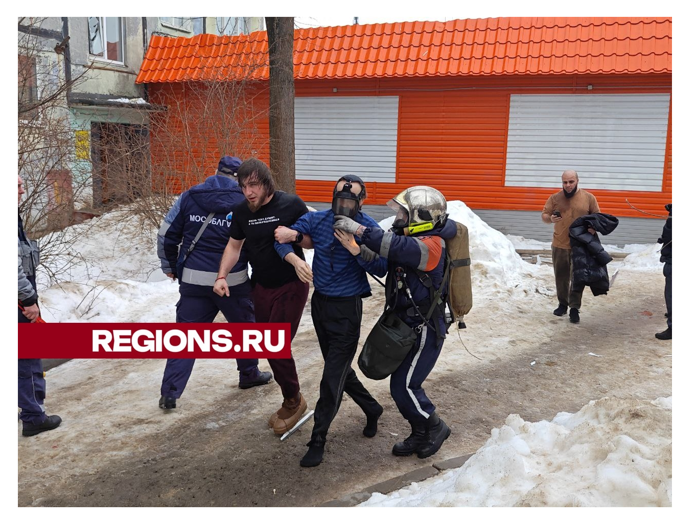 Врачи больницы им. Семашко оказывают помощь пострадавшим в результате пожара