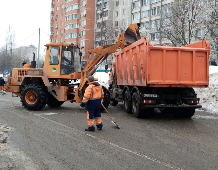 С улицы Поклонной вывезли 240 кубов снега