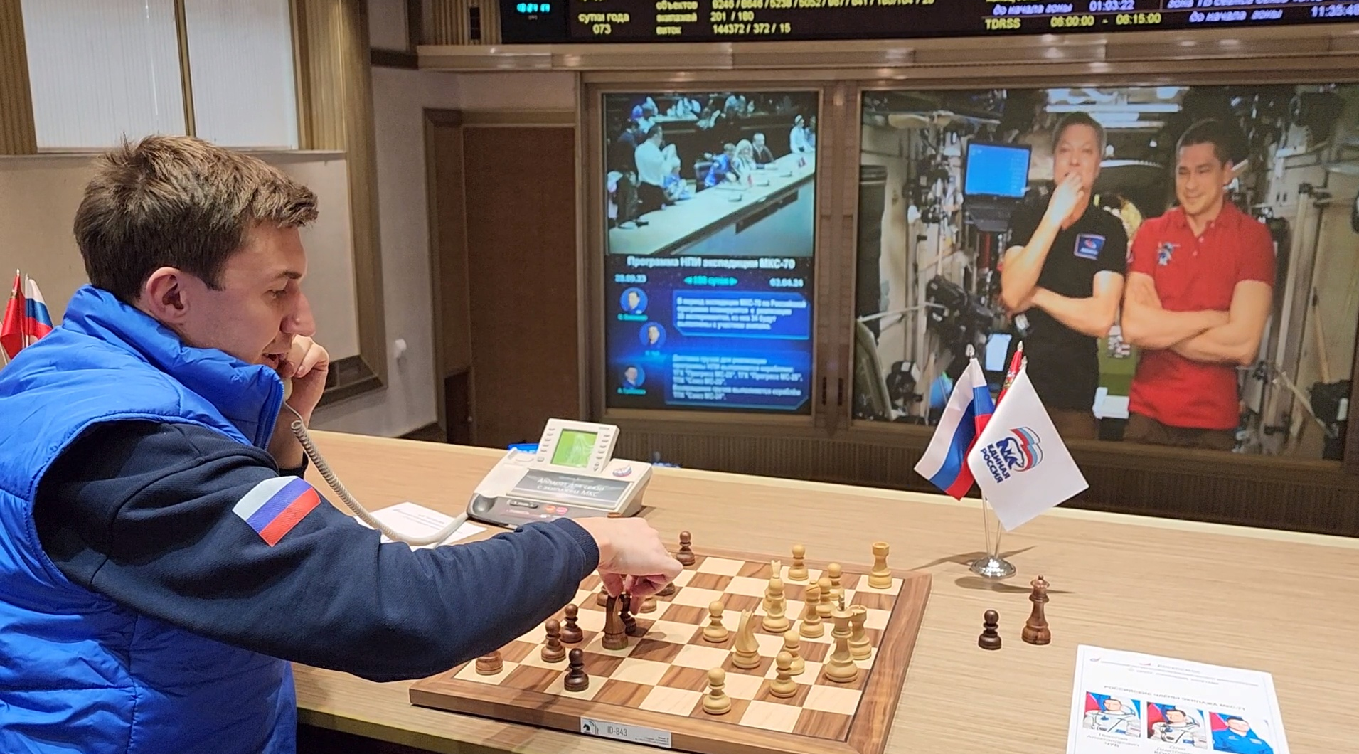 Космонавты с борта МКС поиграли в шахматы с чемпионом мира