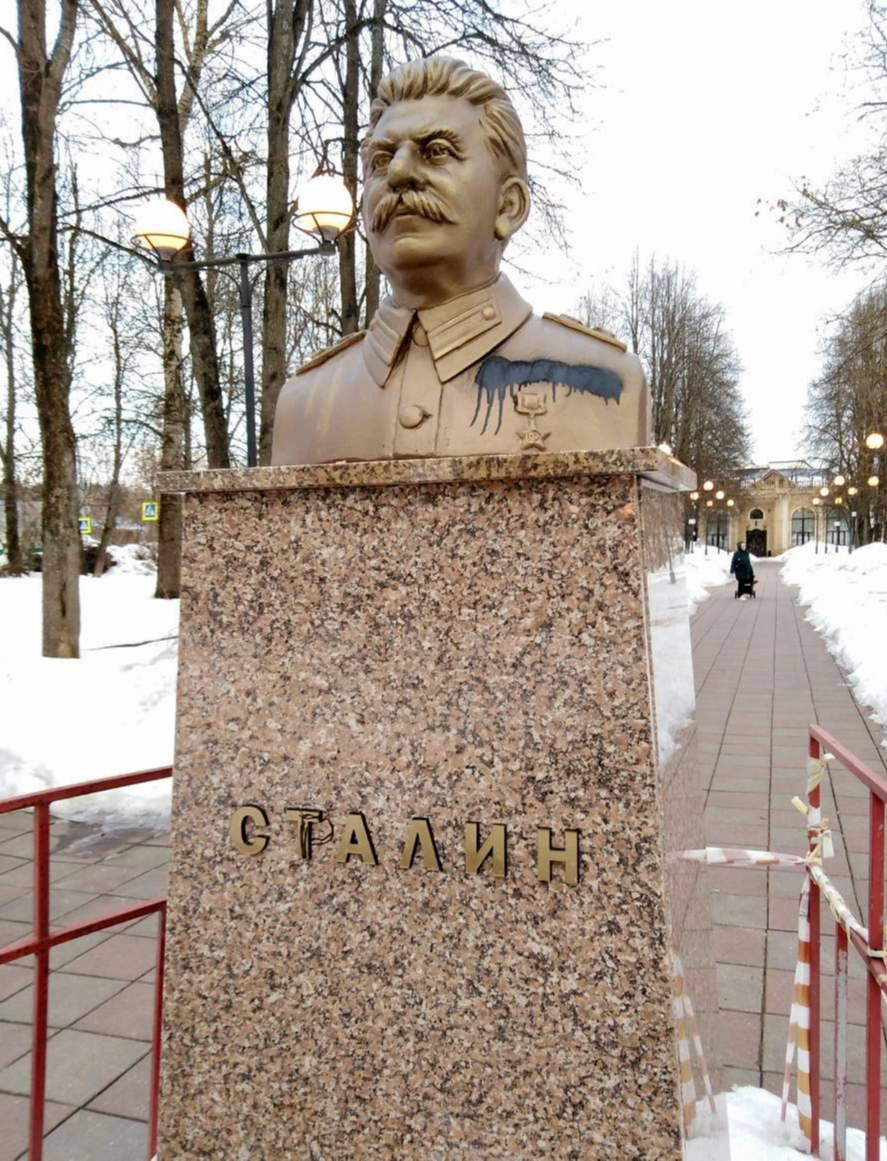 Полиция ищет вандалов, осквернивших памятник Сталину