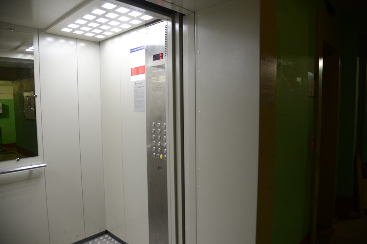 Покажи 4 лифта. Пассажирский лифт. Лифт в здании. Лифтовая дверь. Красивый лифт.