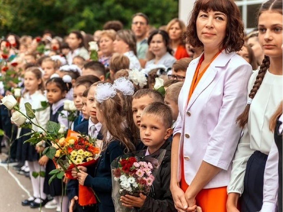 Девочки на линейке 1 сентября. 30 Школа город Липецк фото с линейки 1 сентября