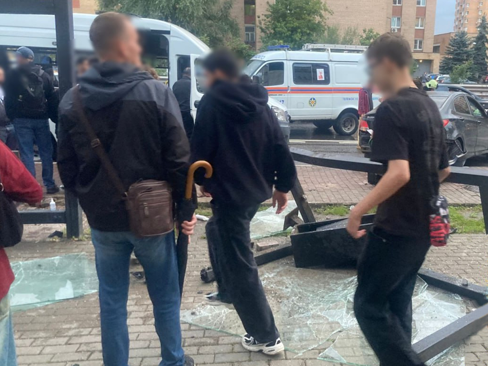 Играл в  «шашки»: водитель, влетевший в остановку и сбивший двух людей в Долгопрудном, считает себя невиновным