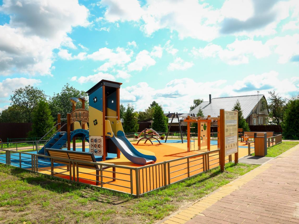 В Гжели открыли новые детские площадки с двойным резиновым покрытием