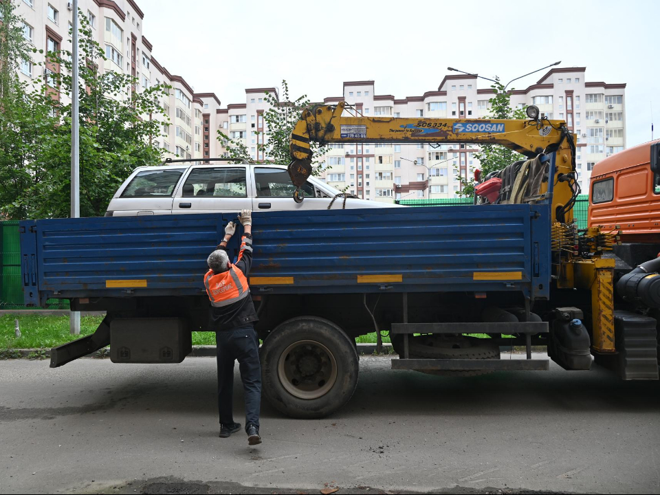 В Ленинском округе с начала года вывезли больше десяти заброшенных автомобилей