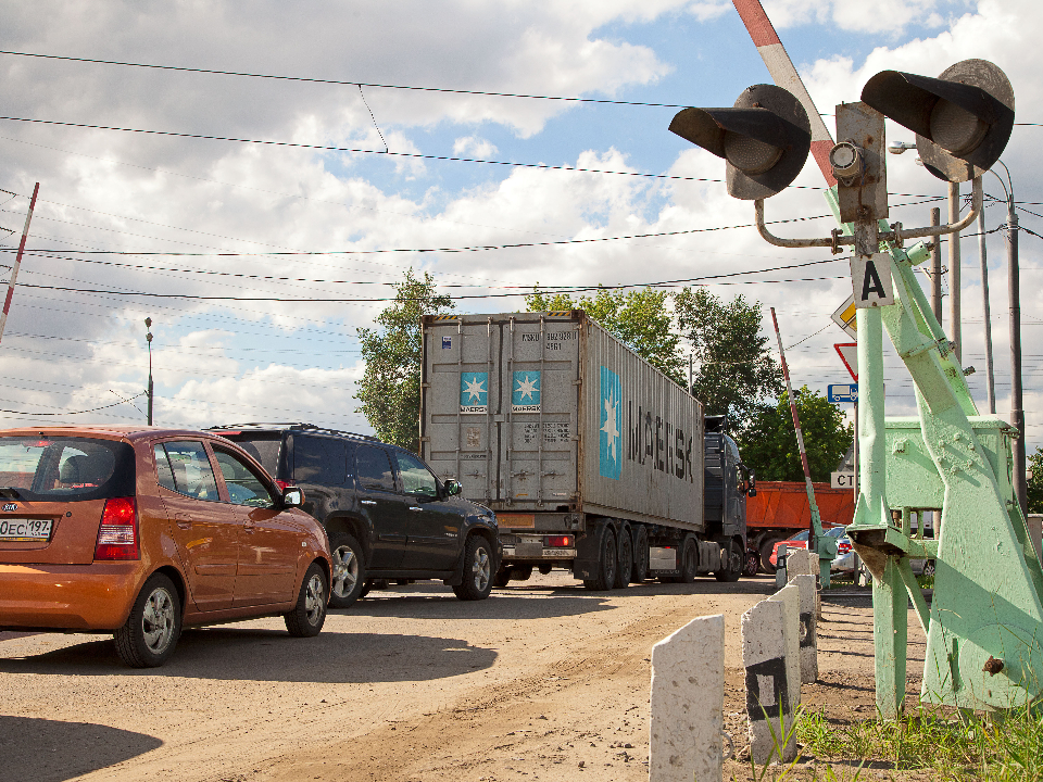 На переезде у Новопетровского частично перекроют движение