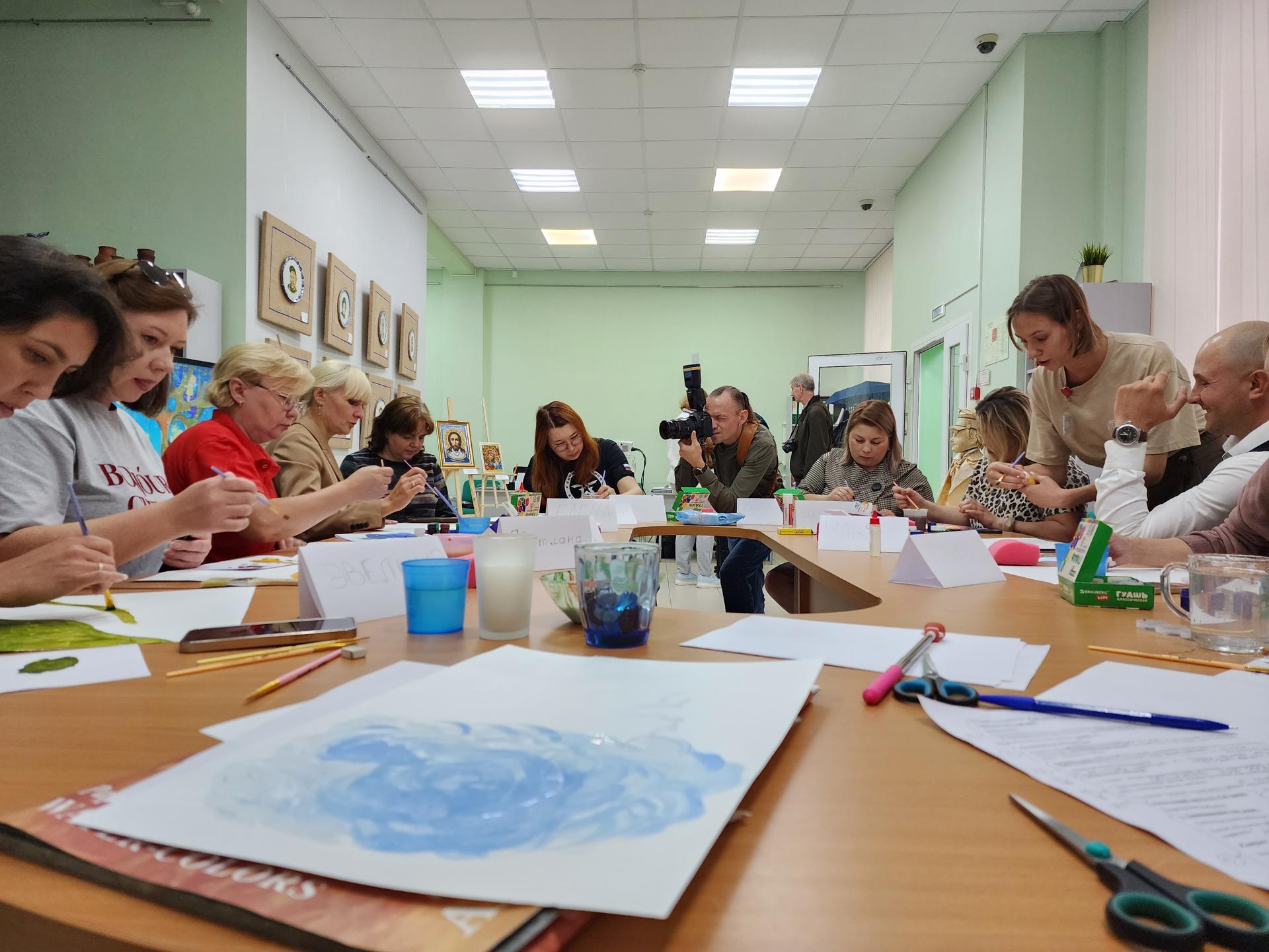 Сила в творчестве: в Раменском провели занятие по живописи для членов семей участников СВО
