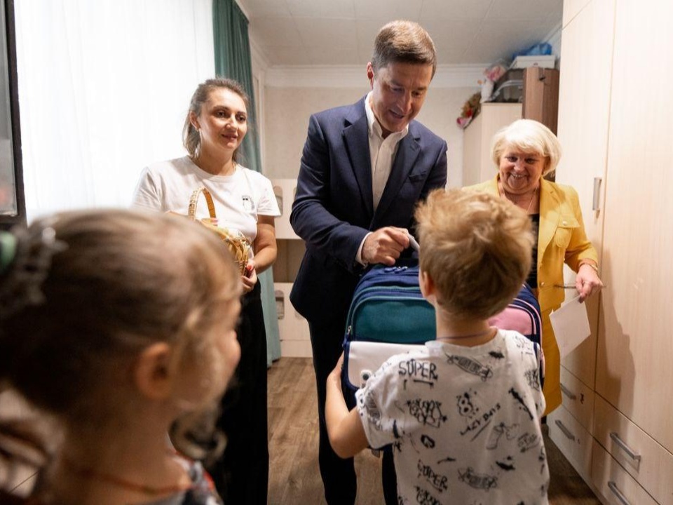 Владимир Волков вручил «Наборы первоклассника» многодетным семьям Люберец