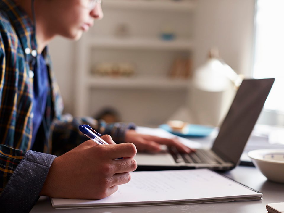 Подросткам сократили рабочий день, но с полным пакетом прав и медицинским контролем: что нужно знать