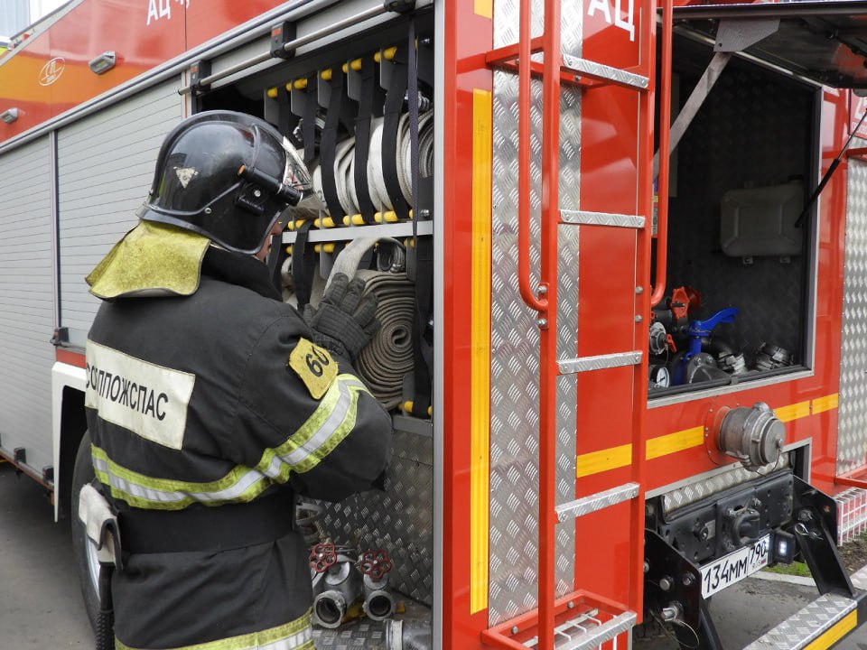 Пожар локализован, но есть пострадавший: какие силы привлечены для тушения дома на Ленинградском шоссе