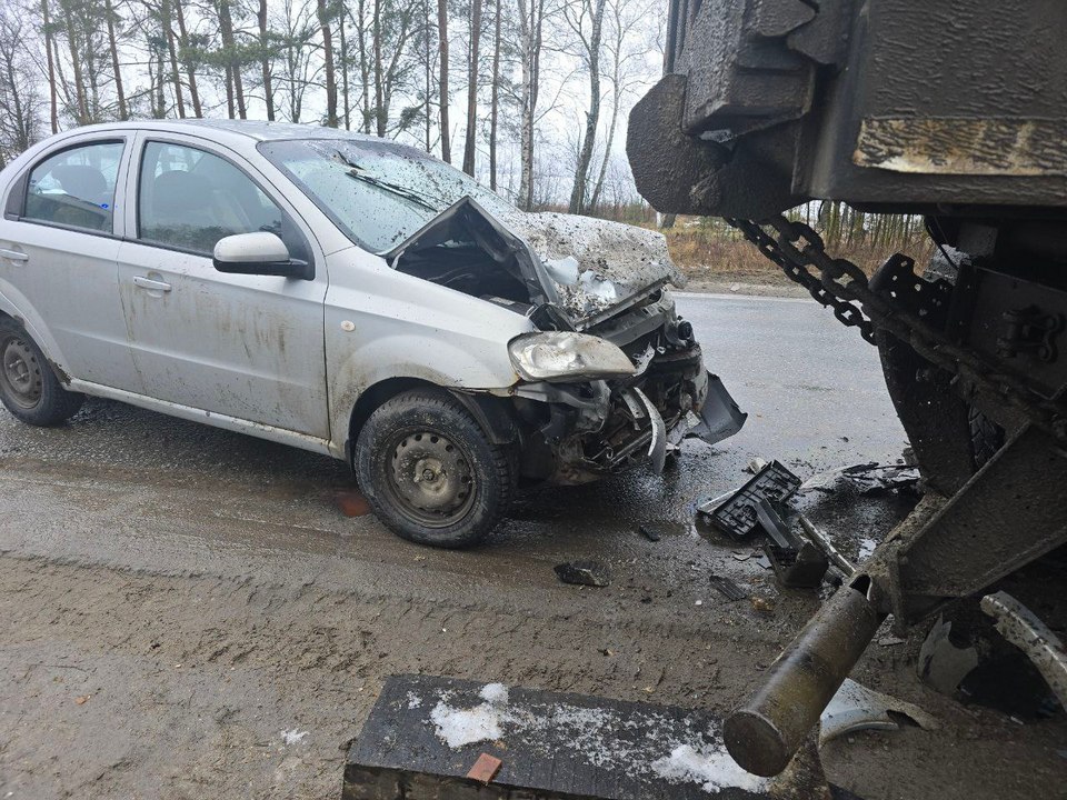 Врачи оказали помощь двум участникам аварии в Луховицах