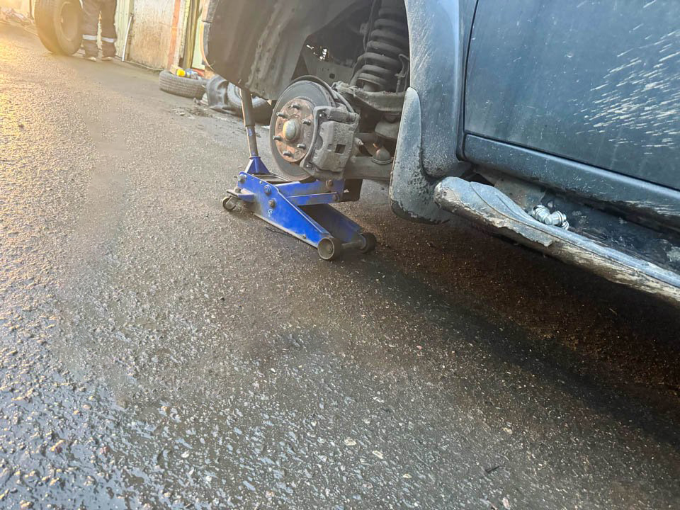 Автомобиль разлетелся на детали перед Кремлем и попал на видео