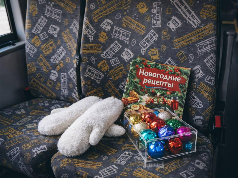 Подарки судьбы: как елочные шары и кулинарная книга нашли временный приют в салоне подмосковного автобуса