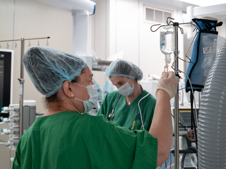 В Подмосковье девочку рассекло стеклянной дверью: что предприняли врачи и как не допустить таких ситуаций