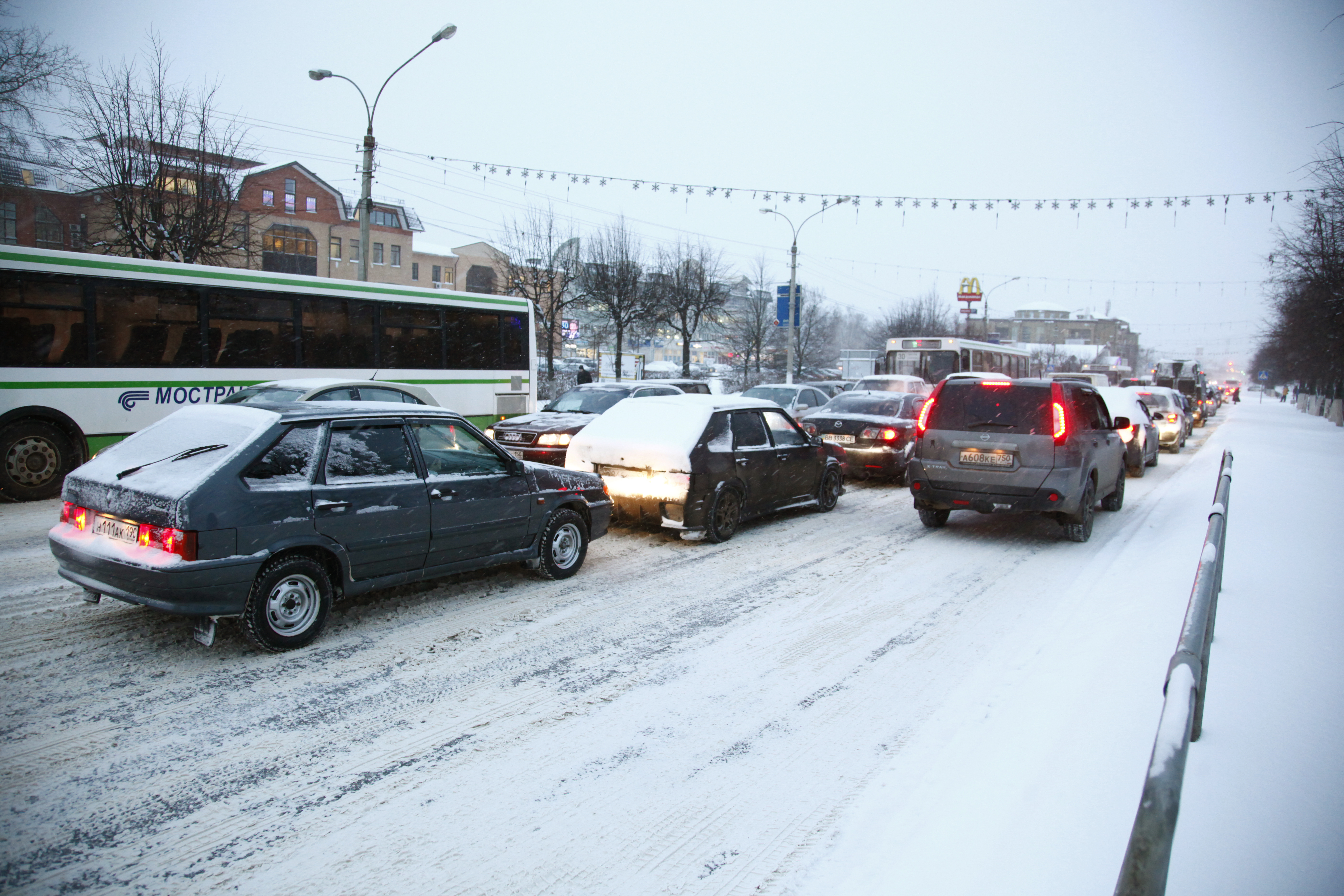 Неверной дорогой: где сейчас пробки в Подмосковье и как скорректировать маршрут