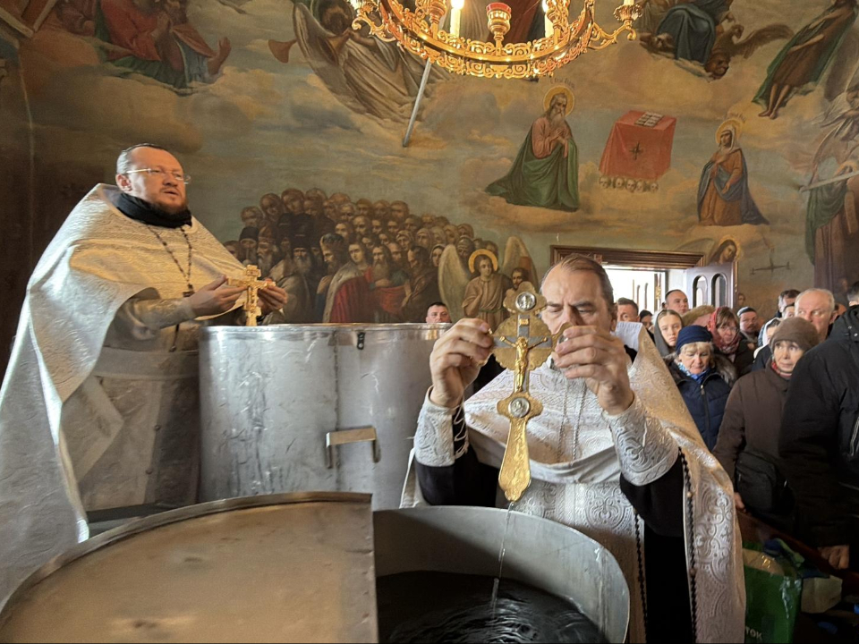 Традиционный водосвятный молебен в Звенигороде: верующие встречают Крещение у стен монастыря