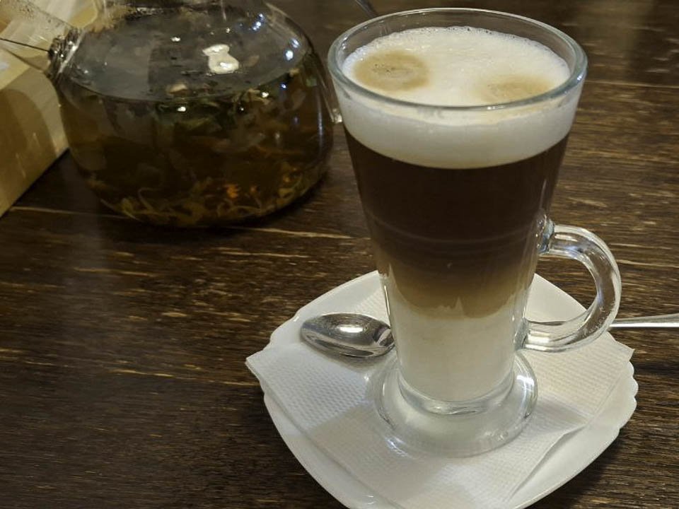 От жажды не спасет: какой популярный напиток терапевт назвал абсолютным лидером по обезвоживанию