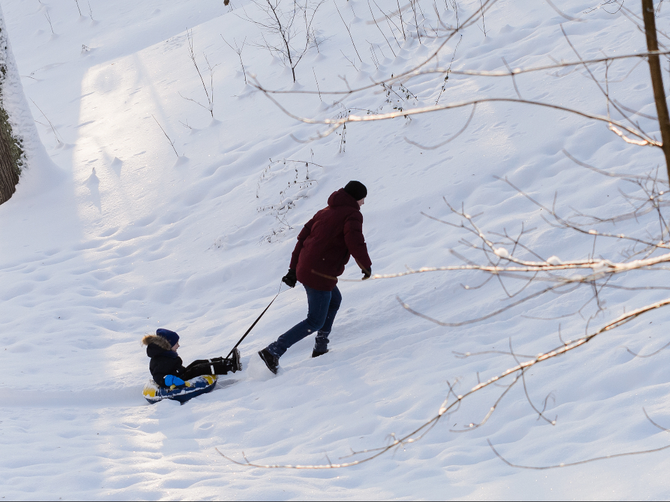 Ватрушка быстрее, ледянка жестче: травматолог объяснил, что опаснее для позвоночника при катании