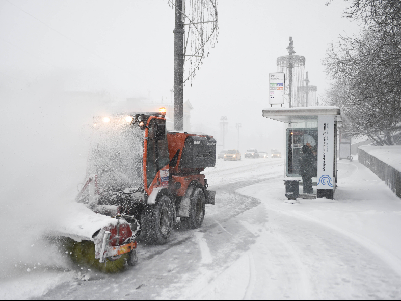 На бой с «Фрэнсисом» в Подмосковье отправили сельхозтехнику: как аграрии помогают справиться с последствиями снегопада