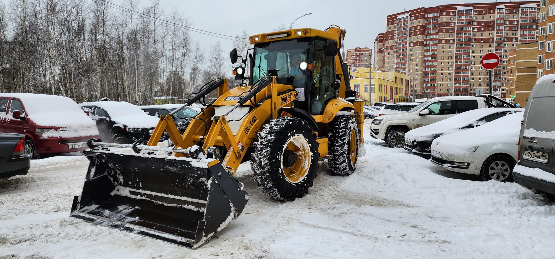 Для уборки дворовых территорий после снегопада в Раменском задействовано  более 50 единиц техники и около 400 рабочих | Раменское