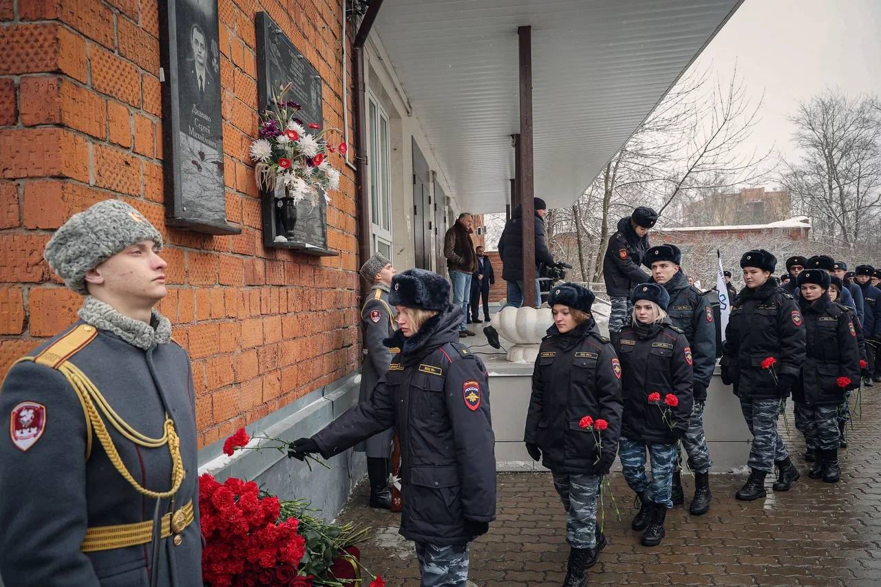 Мемориальную доску участнику специальной военной операции открыли в  Балашихе | REGIONS.RU / Балашиха