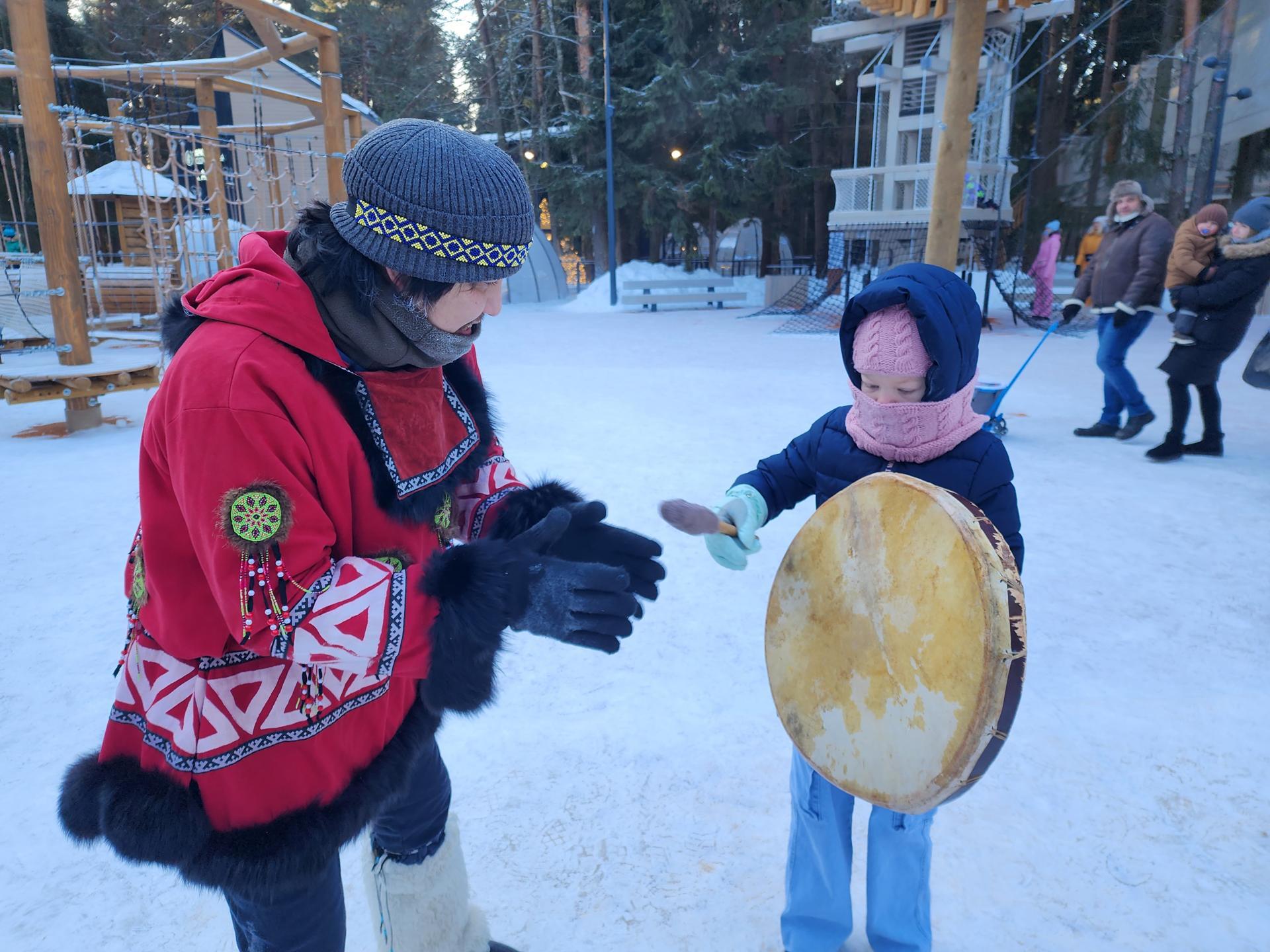 Танцы, бубны и олени: Фестиваль народов Севера прошел в лесопарке «Шишкин  лес» в Истре | REGIONS.RU / Истра