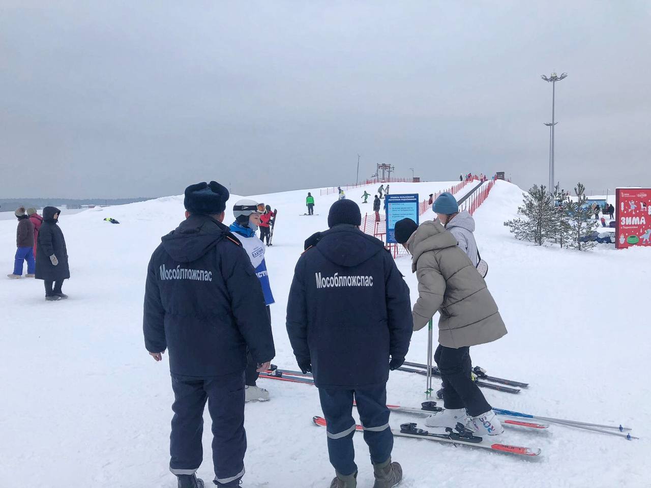 Лыжник потерял сознание на трассе во время лыжного забега на соревнованиях  в тюбинг-парке 