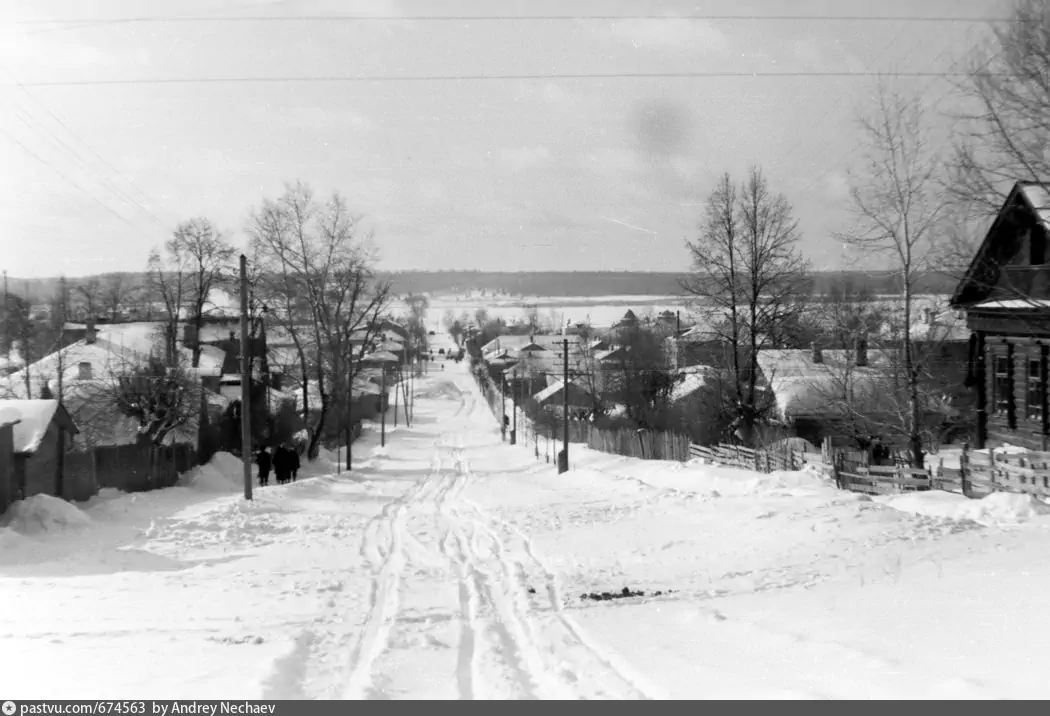 1956 г. ул. Ленина По ней, вплоть до середины 1980-х, проходили стихийные массовые катания на санках. Наиболее удачливые владельцы санок "из трубок" и "рулеток" доезжали почти до стадиона "Спартак"/фото: Сергей Нечаев, pastvu.com