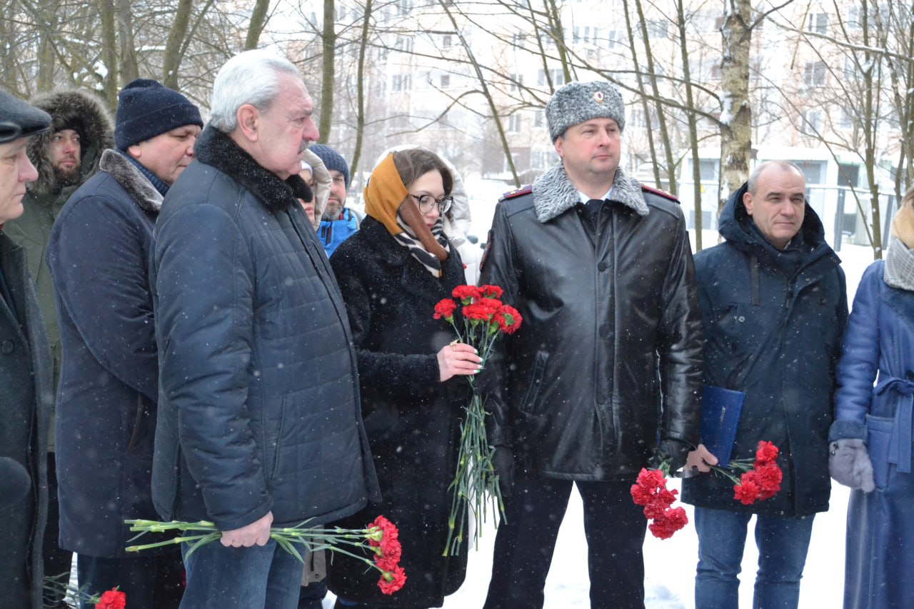 Краснознаменцы почтили память следователя Юрия Кезеря, погибшего от рук  бандитов | REGIONS.RU / Краснознаменск