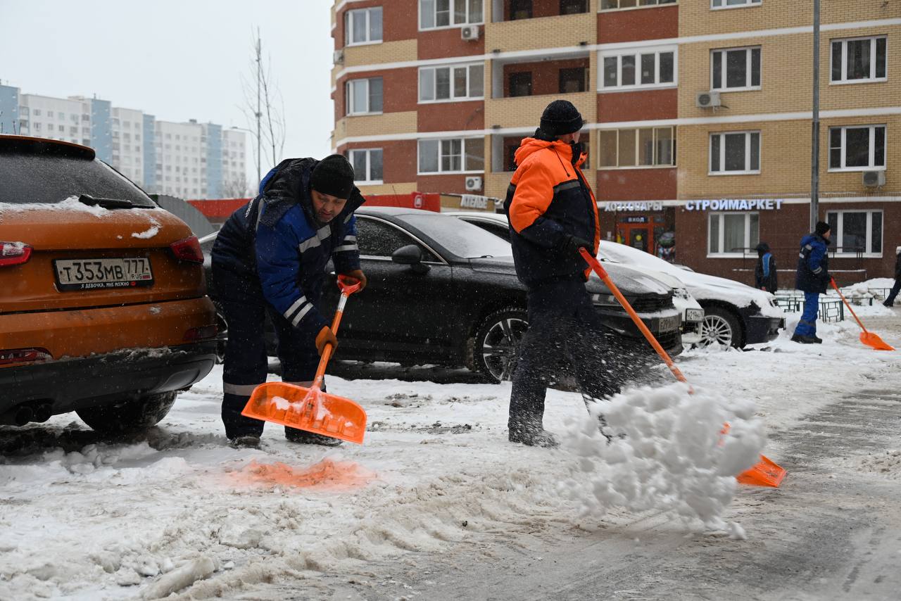 Коммунальщики убирают снег. Фото: ТГ-канал Станислава Каторова