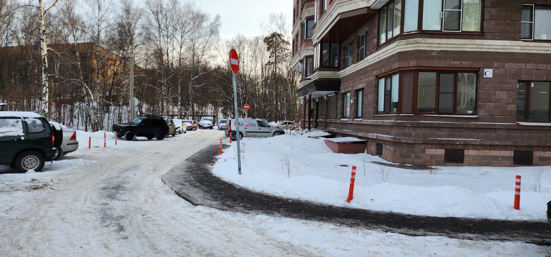 Во дворе дома на Северном шоссе установили знак, запрещающий парковку |  Раменское